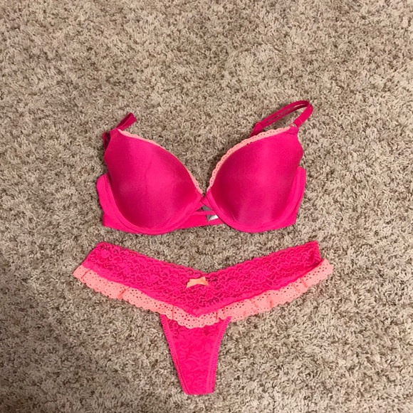 VS - matching bra (36C)/thong (OS) - never worn - Picture 1 of 16